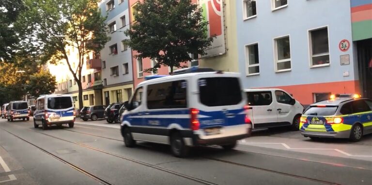 Die Polizei leistete mit einer Hundertschaft Unterstützung bei der Evakuierung in der Dortmunder Nordstadt.
