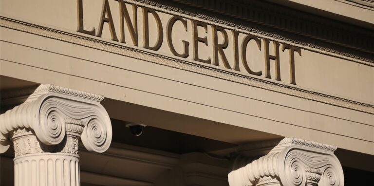 Nach dem gewaltsamen Tod einer 48-Jährigen in Königswinter stehen die 22 Jahre alte Tochter und deren 15-jährige Freundin vor dem Bonner Landgericht.