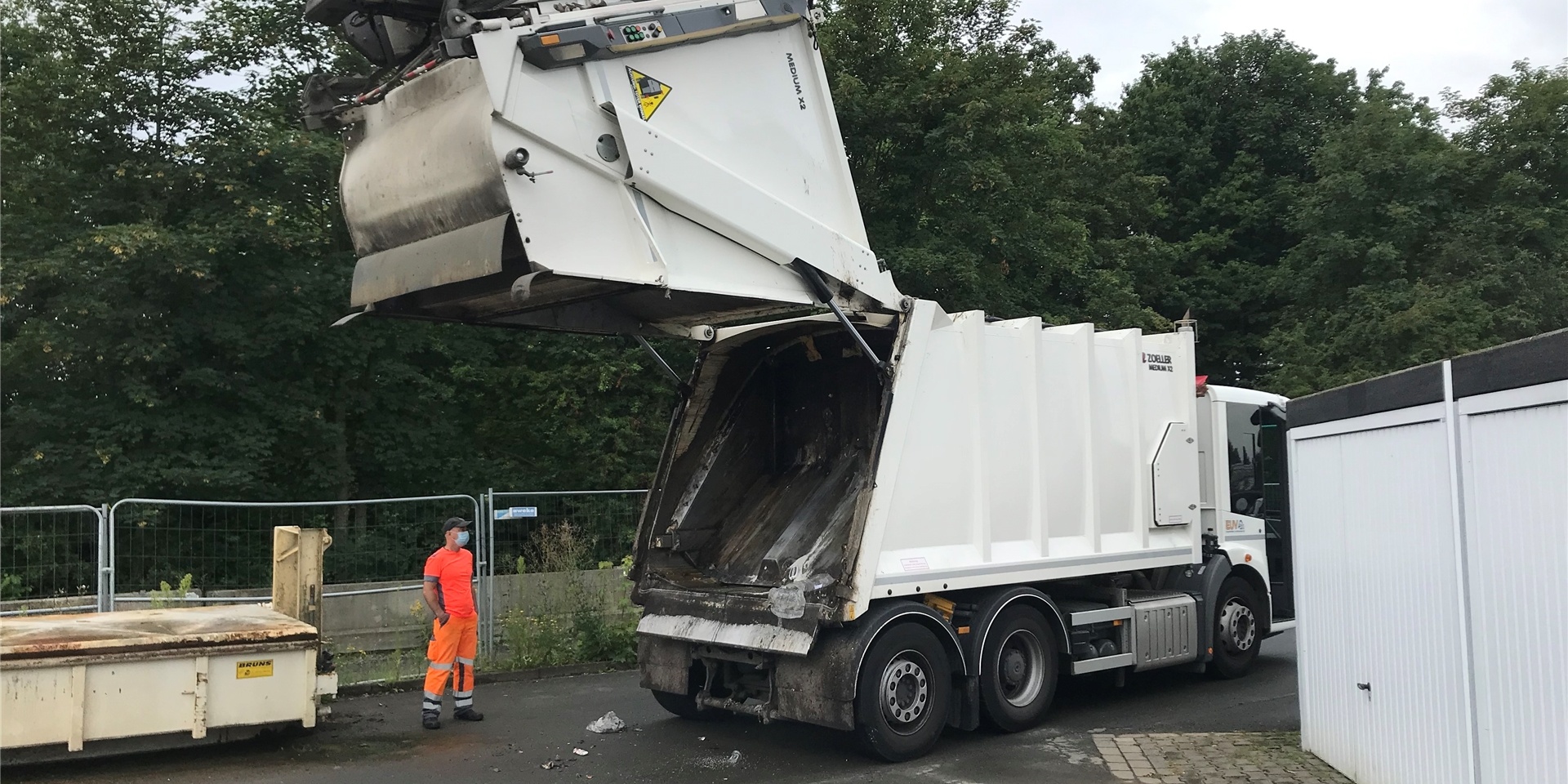 Aus diesem Müllwagen des EUV kam der Brandgeruch.