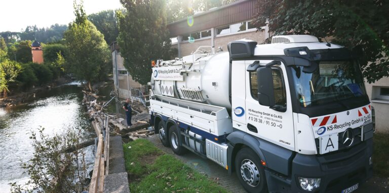 Die Firma KS Recycling entsorgt kontaminiertes Wasser. Das Wasser in den Hochwassergebieten könne noch monatelang belastet sein, so ein Experte der Firma.