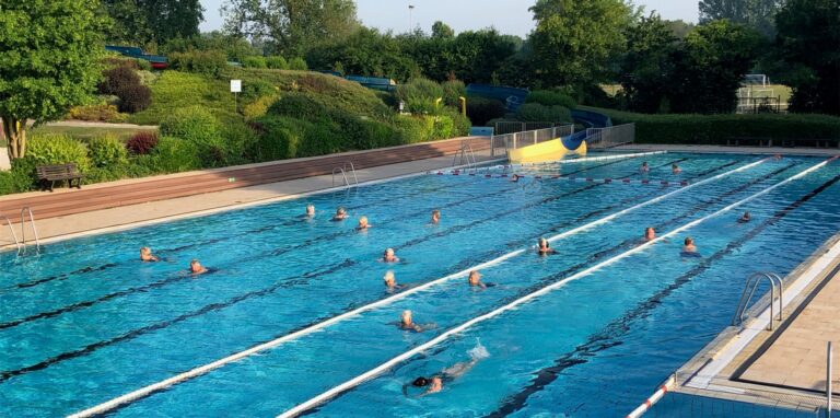 Wenn am 21. August die Dämmerung einsetzt, öffnet das Freibad Sythen zum Nachtschwimmen.