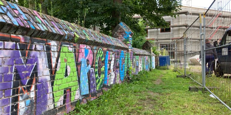 Die Mauer links gehört noch zum alten Gelände des Marcel-Callo-Hauses. Rechts entsteht der Neubau, in dem das Jugendzentrum und weitere Einrichtungen eine neue Heimat finden sollen.