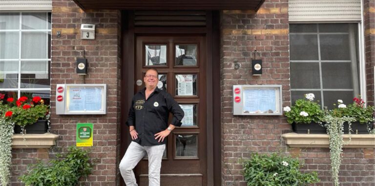 Dirk Homfeldts Personal ist mithilfe seiner Überzeugungsarbeit komplett geimpft. Er kann jedoch nachvollziehen, warum Gastronomen ihre Mitarbeiter dazu verpflichten wollen.