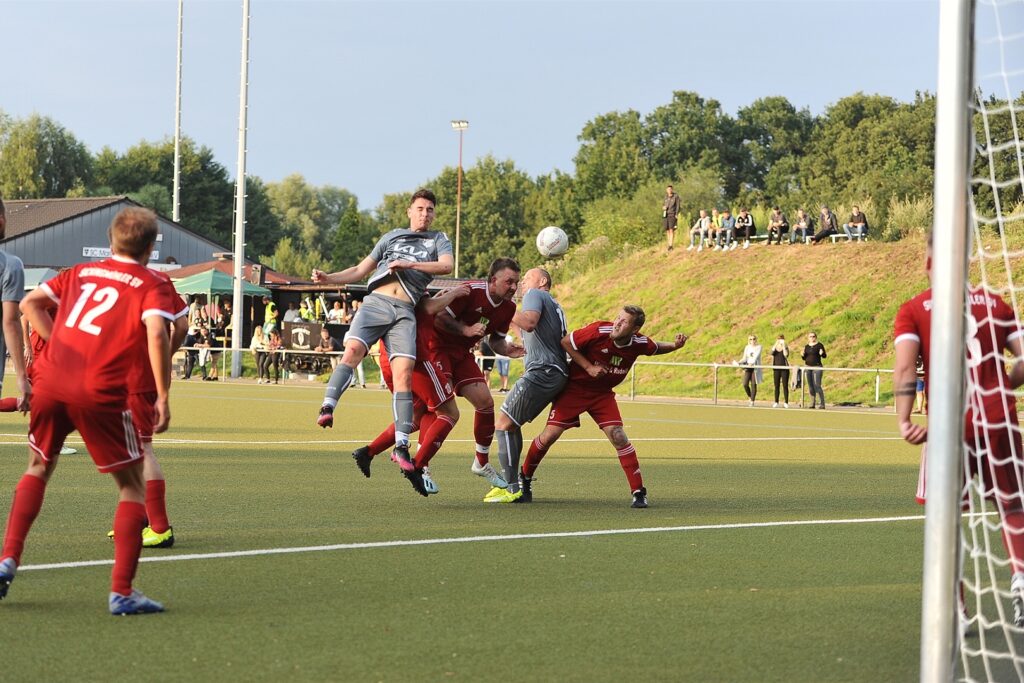 Der Sickingmühler SV (rote Trikots) hat nach der 0:2-Niederlage gegen Sinsen noch die Chance auf den Einzug in die Zwischenrunde.