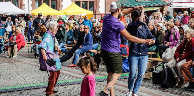 Beim Microfestival 2018 wurde vor der Bühne in der City getanzt. Nach einem Jahr Pause kehrt das beliebte Umsonst-Festival nun zurück nach Dortmund.