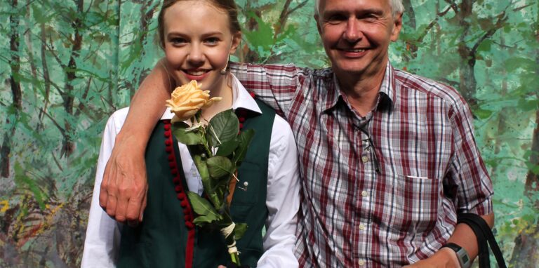 Deborah Rave mit ihrem Vater nach der Aufführung von „Die kleine Hexe“ an der Freilichtbühne Coesfeld. Sie spielte damals einen Schützen.