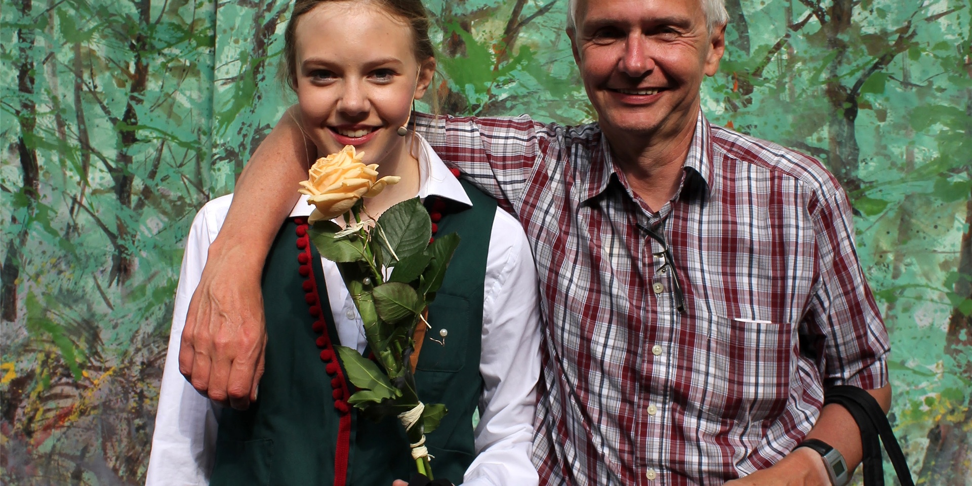 Deborah Rave mit ihrem Vater nach der Aufführung von „Die kleine Hexe“ an der Freilichtbühne Coesfeld. Sie spielte damals einen Schützen.