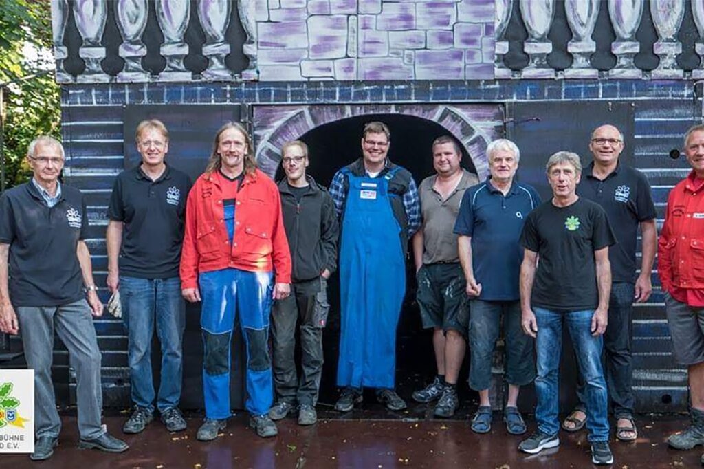 title attribut Das Team der Bühnenbauer an der Freilichtbühne Coesfeld. Ludger Rave steht ganz links.