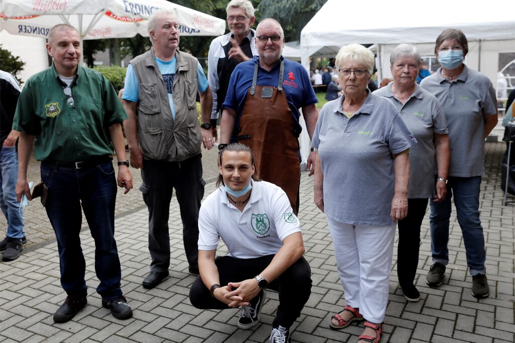 Organisatorin Margret Hein (3. v. r.) kann sich auf ein zuverlässiges Team von Helfern aus Gemeinde und Schützenverein Brassert verlassen.