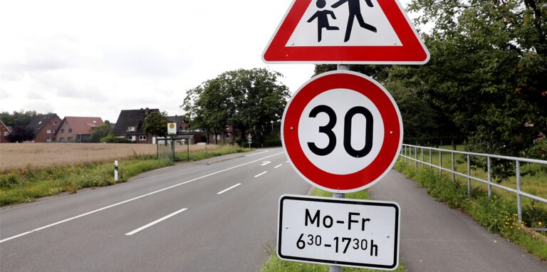 Neue Schilder in Hamm-Bossendorf: Tempo 30 gilt nur noch zeitlich eingeschränkt.