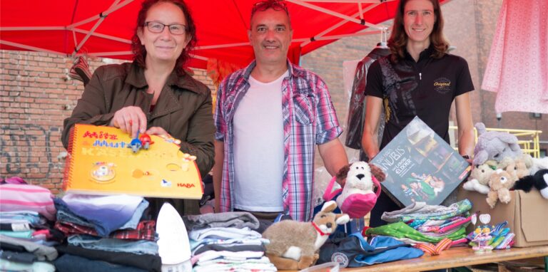 Sibylle Weber (l.), Michael Hermann und Nicole Barciaga (stellv. Bürgermeisterin von Herten, r.) verkaufen auf Schlägel & Eisen in Herten Sachspenden zugunsten der Flutopfer aus Eschweiler.