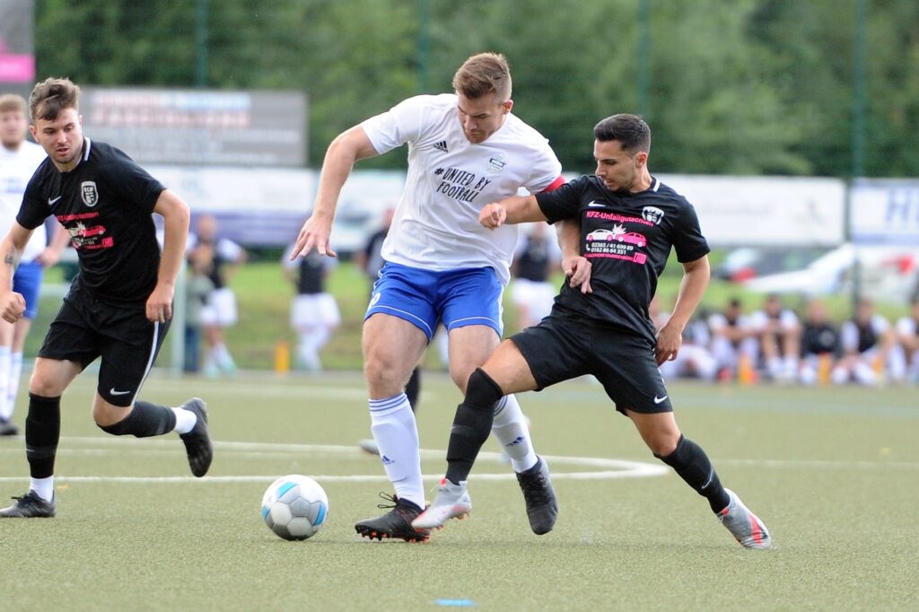 Torschütze Fatih Coban (r.) und der FC Marl schaffen gegen Miguel Fahrenhorst und SuS Polsum schnell klare Verhältnisse.