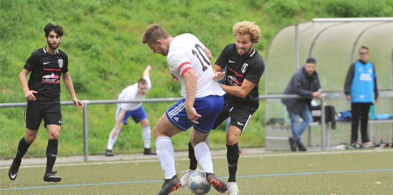 Maximilian Kadura (r.) und der FC Marl erreichen ohne Probleme das Endspiel gegen den TuS 05 Sinsen.