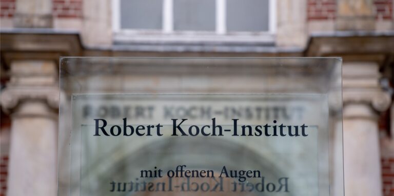 Schild vor dem Eingang des Rober-Koch-Instituts
