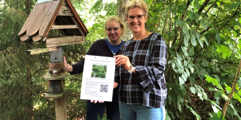 Kristina Brummet (l.) und Sandra Lindemann starteten eine Online-Petition, damit das Wäldchen an der Erikastraße erhalten bleibt.