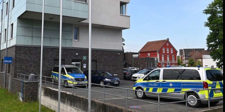 Am Tag nach dem Brand waren an der Polizeiwache in Dorsten keine Spuren zu sehen.