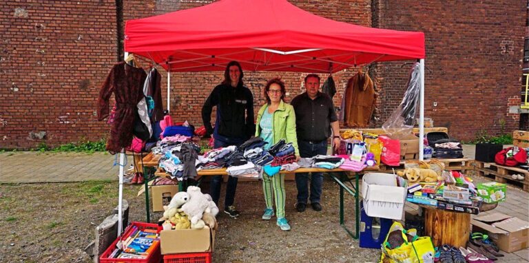 Zusammen mit vielen weiteren Helfern stand Nicola Barciaga das ganze Wochenende am Stand auf dem Gelände von Schlägel & Eisen. Die übrig gebliebenen Sachspenden sollten verkauft werden, damit die Opfer der Flutkatastrophe auch finanziell unterstützt werden können.