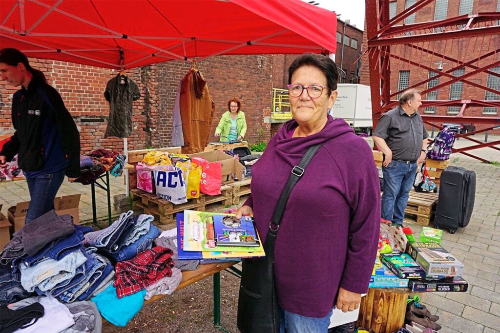 Brigitte Brüggemann ist am letzten Tag des Basars da, um die Aktion unterstützen zu können. Sie begrüßt es sehr, dass die übrig gebliebenen Spenden nun genutzt werden, um den Menschen weiterhin zu helfen.