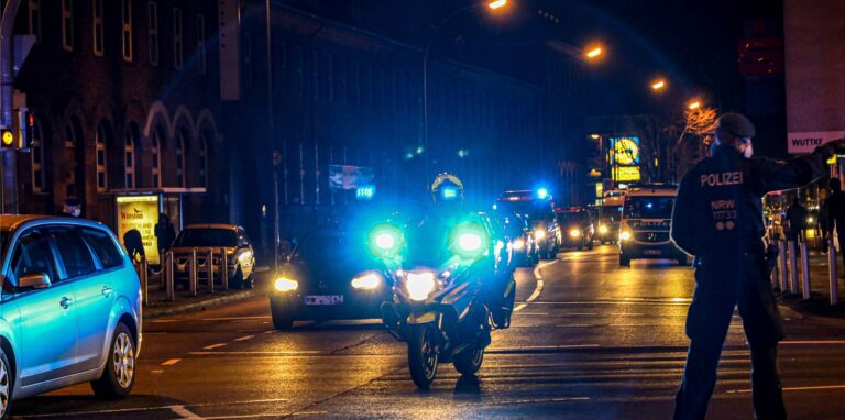 Erneut führte die Polizei einen Großeinsatz gegen die Raserszene in Dortmund durch (Symbolbild).