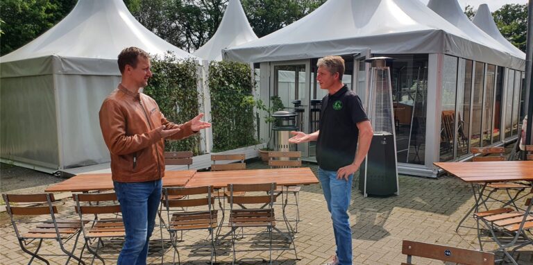 Frank Südfeld (r.) hat unter anderem Pavillons und Terrassen-Heizgeräte gekauft (im Hintergrund zu sehen). Er erhält dafür nun weitaus weniger Geld aus der Corona-Hilfe als gedacht. Kreistagspolitiker Frank Lelke unterstützte den Gastronom bei den Verhandlungen mit der Bezirksregierung.