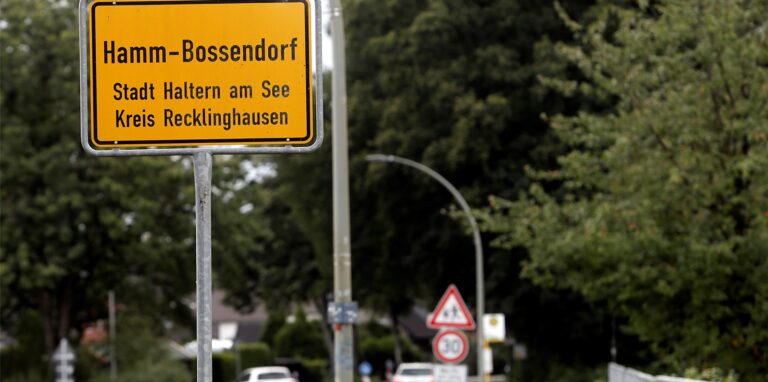 Neue Ortseingangsschilder ergänzen jetzt die Beschilderung in Hamm-Bossendorf.