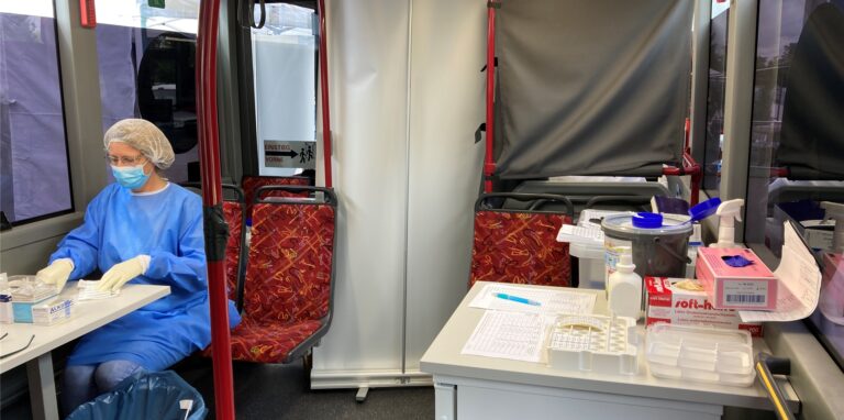 So sieht es im Apotheken-Bereich des Impfbusses aus. Hinter dem Vorhang finden die eigentlichen Impfungen statt.
