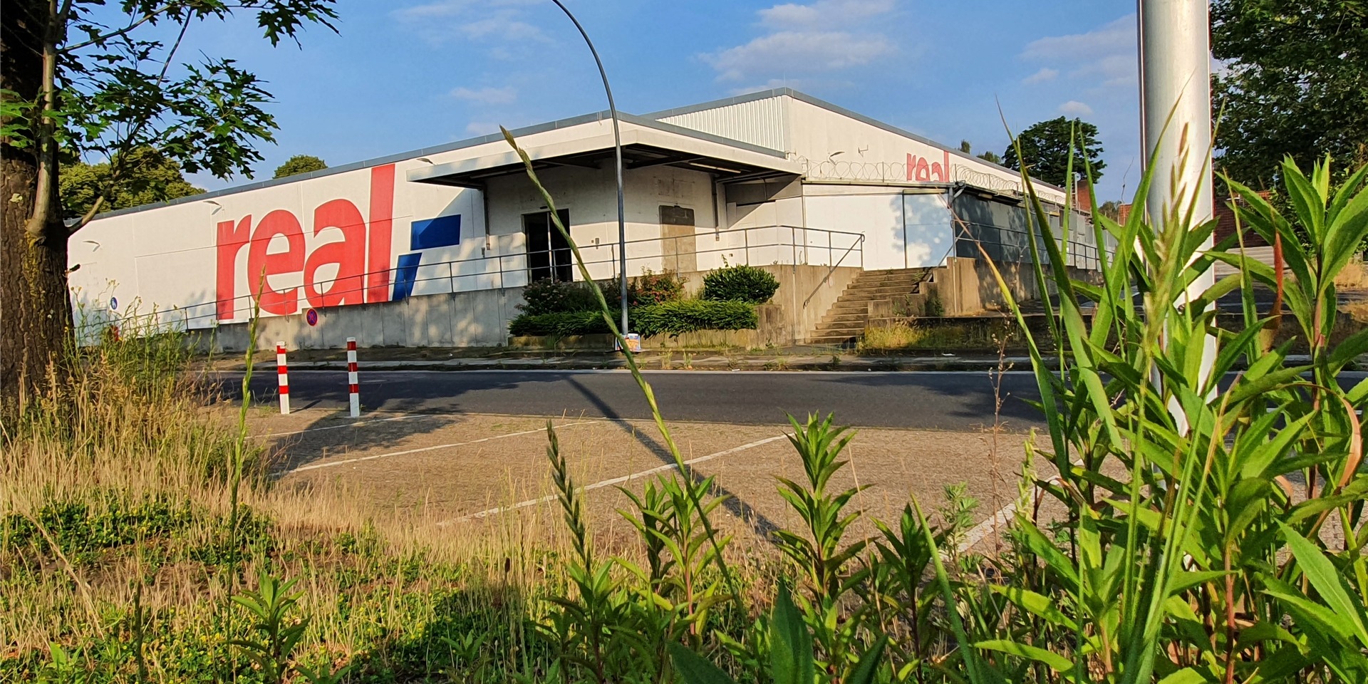 Das frühere Nebengebäude von Real, in dem zum Beispiel Elektronik und Getränke verkauft wurden, wird abgerissen. An seiner Stelle entsteht Wohnbebauung.