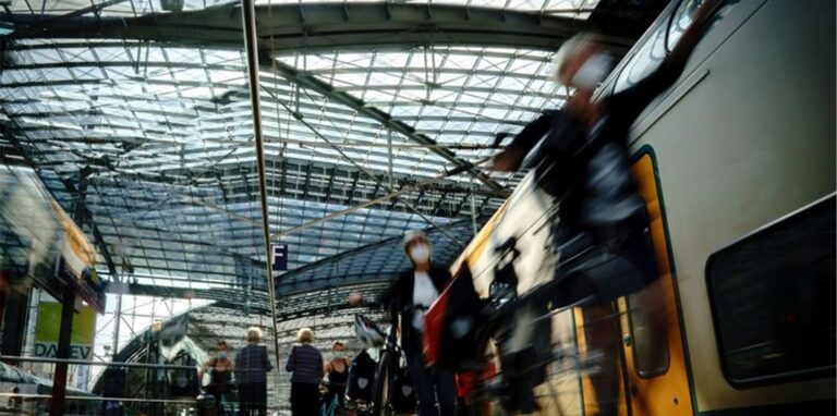 Bahnreisende brauchen aufgrund drohender Streiks womöglich bald viel Geduld. Bei Verspätungen und Zugausfällen können sie sich jedoch einen Teil der Kosten für das Ticket zurückholen.