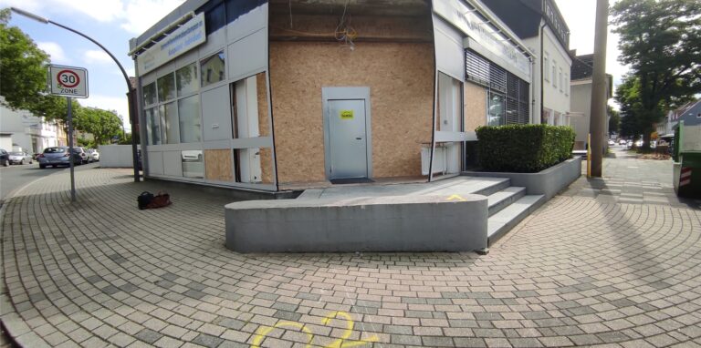 Der Vorraum des Gebäudes an der Dortmunder Straße ist komplett zerstört. Unbekannte hatten einen Geldautomaten, der dort stand, in der Nacht zu Montag gesprengt.