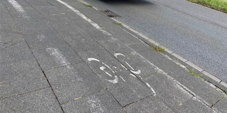 Viele Fahrbahnmarkierungen am Engelsburgplatz sind verblasst oder fehlen.