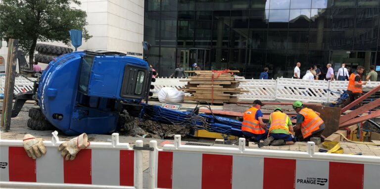 Ein Bagger ist am Mittwoch (11.8.) in der City umgekippt und in eine Baugrupe gefallen.
