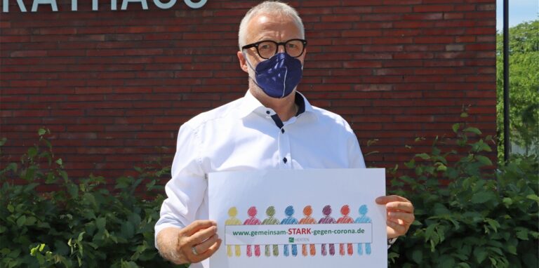 Mit dem Slogan „Gemeinsam stark gegen Corona“ wirbt Bürgermeister Matthias Müller für das Impfen und das Einhalten der Hygiene-Regeln.