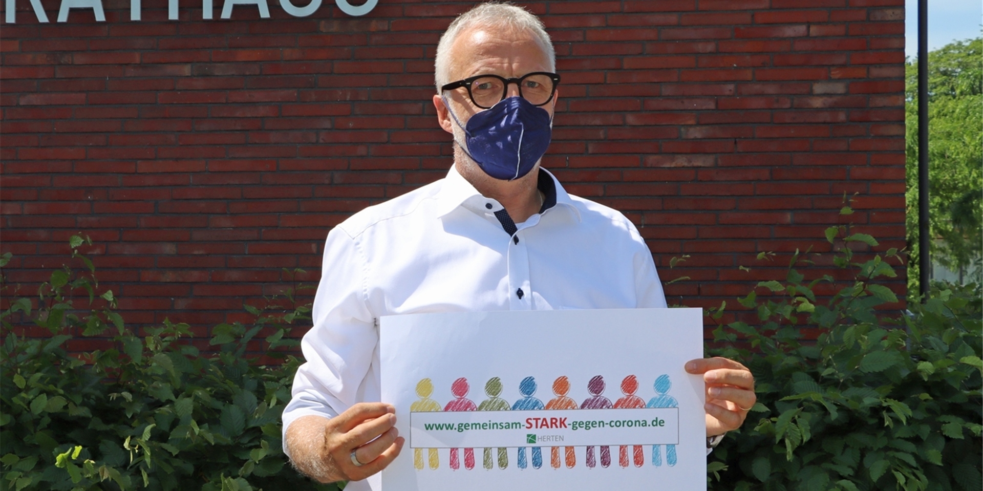 Mit dem Slogan „Gemeinsam stark gegen Corona“ wirbt Bürgermeister Matthias Müller für das Impfen und das Einhalten der Hygiene-Regeln.