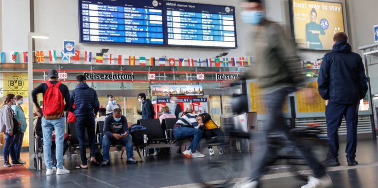 Auf der Anzeigetafel in der Eingangshalle des Hauptbahnhofs waren am Mittwochmorgen viele Ausfälle zu sehen. Das große Chaos blieb allerdings aus.