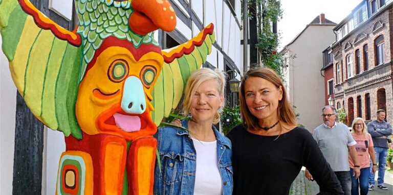 Ein kunterbunter Totempfahl verweist auf die Kreativität zweier Frauen: Martina Weller und Stefanie Krieger (v.l.) haben in der Brandstraße 1b im Alten Dorf Westerholt ihr gemeinsames Atelier „kunstwerk.nrw“ eröffnet. Sie Freuen sich über Besucherinnen und Besucher.