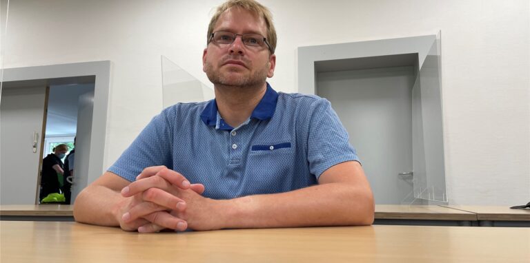 Das Foto zeigt den Bundestagsabgeordneten Lorenz Gösta Beutin (Die Linke) am Donnerstag kurz vor Prozessbeginn am Amtsgericht in Recklinghausen.