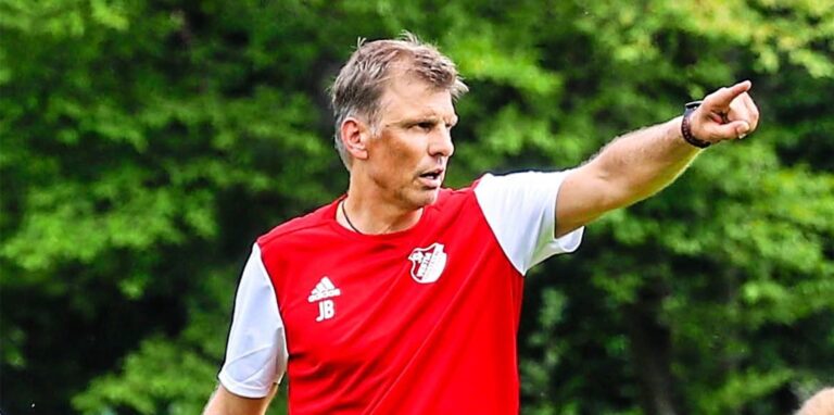 Distelns Trainer Jörg Breski freut sich auf das Duell mit Liga-Gegner VfB Hüls.