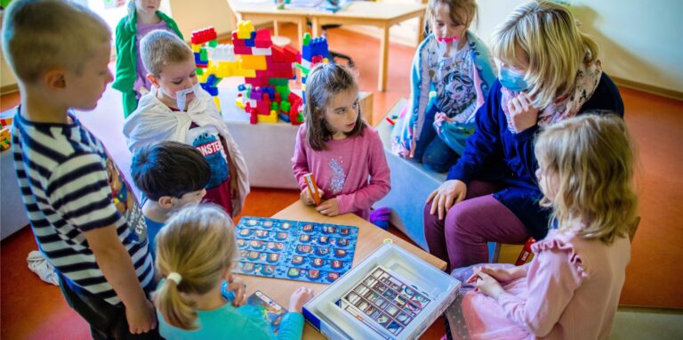 Die Betreuung in den Kindergärten konnte wegen der hohen Inzidenzzahlen nicht aufrecht erhalten werden. Eltern wurden deshalb von den Beiträgen befreit. Das Land hilft nun beim Stopfen der Löcher im städtischen Etat.