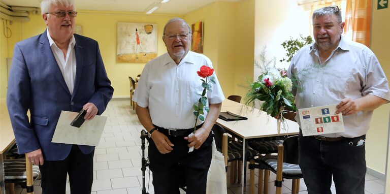 Klaus Kahl (Mitte) erhielt die Verbandsmedaille in Silber vom Vorsitzenden des Verbandes der Philatelisten NRW Werner Müller (l.) überreicht. Auch Gerd Mentfewitz, der Vorsitzende des Briefmarkensammlervereins Marl gratulierte.