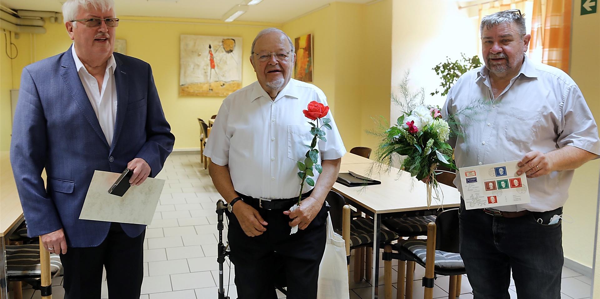 Klaus Kahl (Mitte) erhielt die Verbandsmedaille in Silber vom Vorsitzenden des Verbandes der Philatelisten NRW Werner Müller (l.) überreicht. Auch Gerd Mentfewitz, der Vorsitzende des Briefmarkensammlervereins Marl gratulierte.