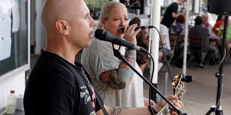 Starteten diesmal mit akustischen Songs ins Konzert: Nicole und Mike Marwitz von Take Two.