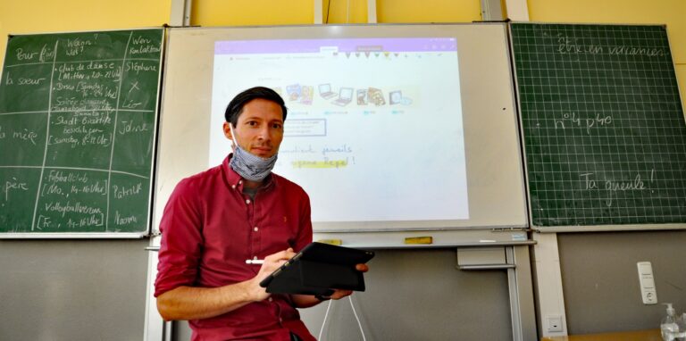 Die weiterführenden Schulen sollen in diesem Schuljahr flächendeckend mit Präsentationstechniken ausgestattet werden. Das Ernst-Barlach-Gymnasium, im Bild der Digitalisierungsbeauftragte Boris Alexander, ist bei der Digitalisierung schon recht weit.