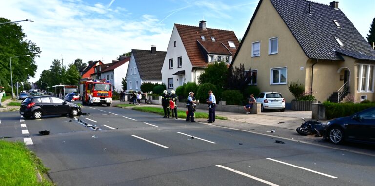 Nach dem Zusammenstoß von Auto (links im Bild) und Motorrad (rechts) liegen die Trümmerteile großflächig über die Feldstraße verteilt.