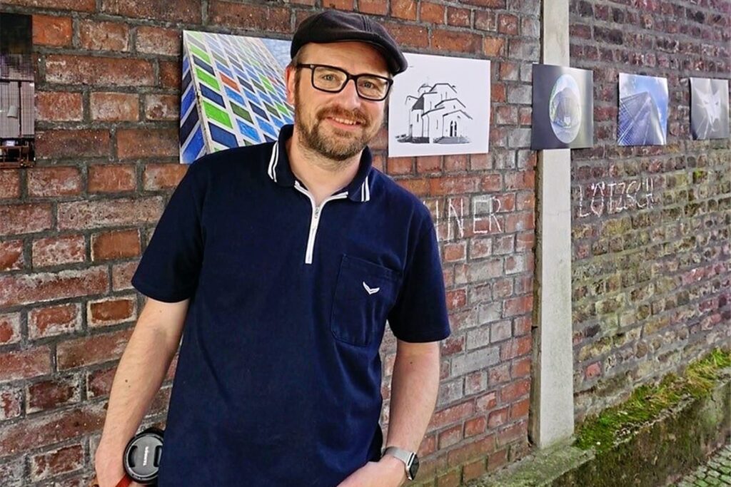 title attribut Heiko Neumann ist Besucher der Ausstellung und ebenfalls Hobbyfotograf. Er freut sich, auch mal Werke von Fotografen sehen zu können, die nicht hauptberuflich fotografieren.
