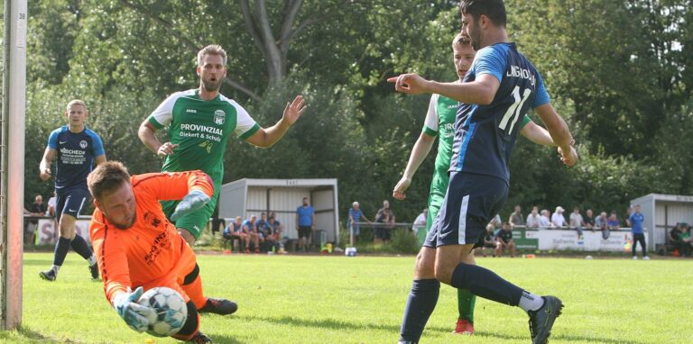 Hayssam Siala (r.) erzielte den Führungstreffer für BW Westfalia Langebochum, schitert hier aber an Sven Klimek im Tor des SC Herten.