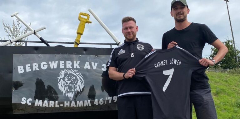 Der Wechsel ist in trockenen Tüchern: Jan Achtelik, Sportlicher Leiter des SC Marl-Hamm, präsentiert Neuzugang Yannick Goecke.