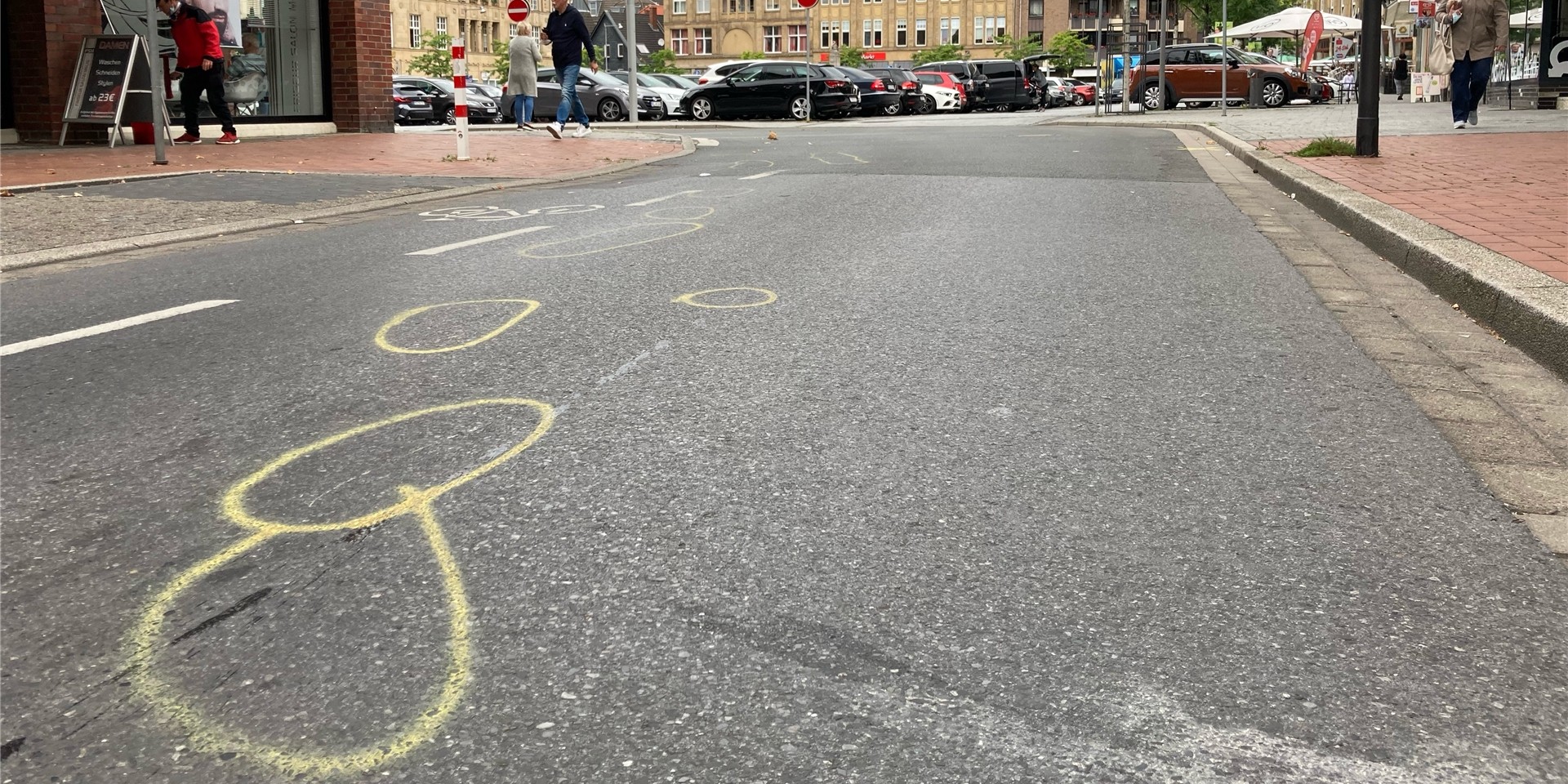 Die Kreidemarkierungen der Polizei waren auch am Montag noch zu sehen.