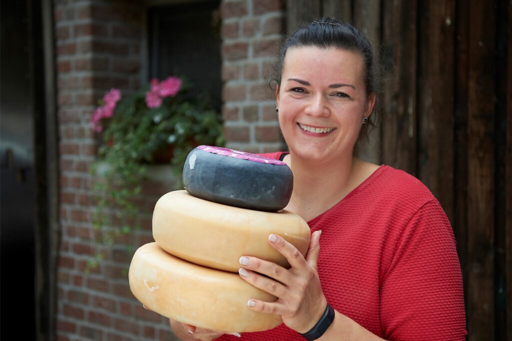 title attribut Angela Andres mit einer Ziegenkäse-Auswahl von ihrem Hof.