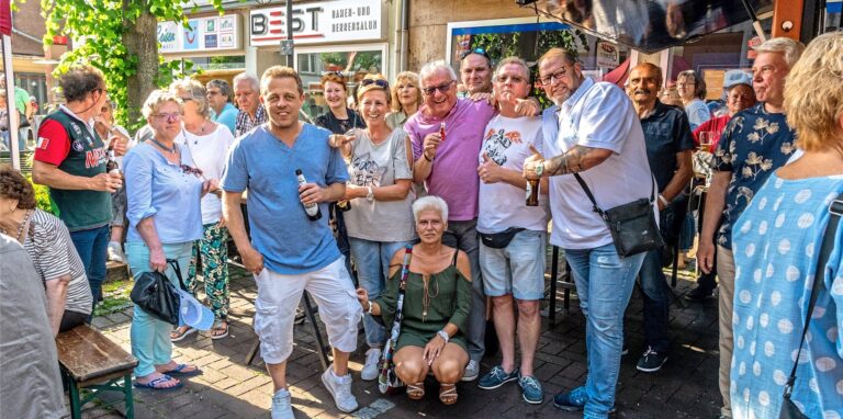 Ein Bild aus besseren Tagen: gute Stimmung beim Langenbochumer Feierabendmarkt.