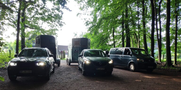 Mit Autos, einem Bulli und Pferde-Anhängern setzt sich der Konvoi am PSG-Gelände in Langenbochum in Bewegung.